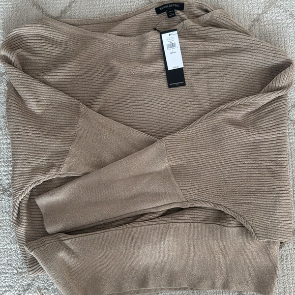 Women’s Gold Sweater. Off shoulder. - Picture 2 of 4